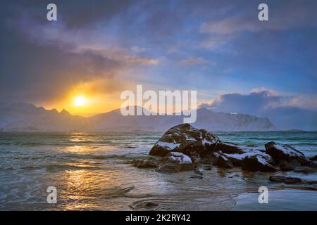 Skagsanden beach sur le coucher du soleil, îles Lofoten, Norvège Banque D'Images