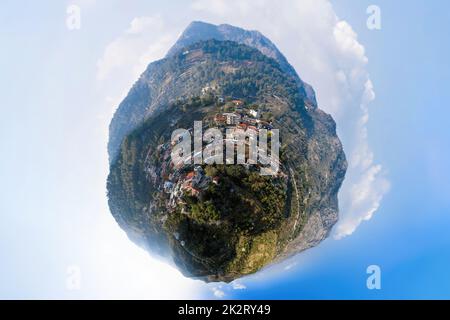 Panorama sphérique du village de Polystypos dans les montagnes de Troodos. District de Nicosie, Chypre Banque D'Images