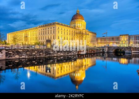 L'imposant palais de Berlin reconstruit la nuit se reflète dans un petit canal Banque D'Images