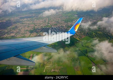 Vue de la fenêtre de l'aile d'un Boeing 737 Jet 2 peu après le décollage de l'aéroport de Manchester, dans le nord de l'Angleterre Banque D'Images