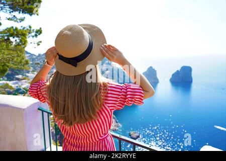 Jeune belle femme appréciant le paysage italien le jour ensoleillé, Capri, Italie Banque D'Images