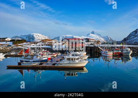 Yachts et bateaux de pêche sur la jetée en Norvège Banque D'Images