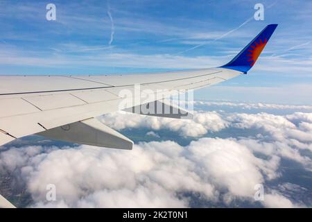 Vue de la fenêtre de l'aile d'un Boeing 737 Jet 2 peu après le décollage de l'aéroport de Manchester, dans le nord de l'Angleterre Banque D'Images