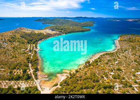 La baie turquoise de Grebastica et les ruines du mur de défense historique d'Ostrica ont une vue aérienne Banque D'Images