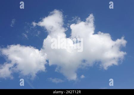 blauer Himmel mit weissen Wolken Banque D'Images