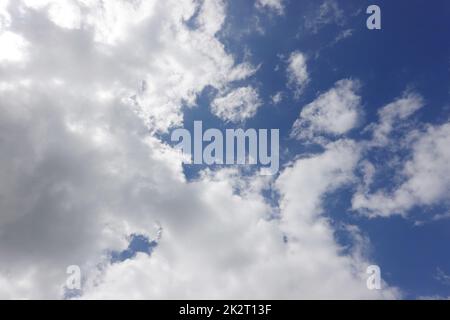 blauer Himmel mit weissen Wolken Banque D'Images