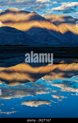 Coucher du soleil sur l'Himalaya, la vallée de Nubra, Ladakh, Inde Banque D'Images