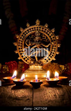 Shiva Nataraja avec Diwali lights Banque D'Images