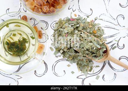 Infusion de tisane de citronnelle dans une pelle en verre et une passoire à thé Banque D'Images