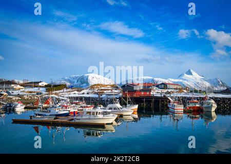 Yachts et bateaux de pêche sur la jetée en Norvège Banque D'Images