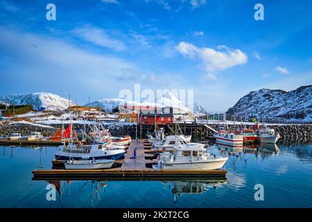 Yachts et bateaux de pêche sur la jetée en Norvège Banque D'Images