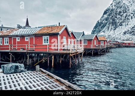 Maisons traditionnelles en Reine rouge rorbu, Norvège Banque D'Images