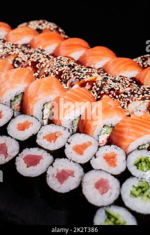 Gros plan sur un ensemble de sushis avec plein de petits pains à sushis Philadelphie et de petits pains maki. Banque D'Images