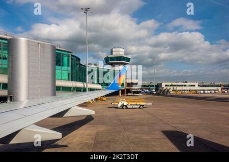 Vue de la fenêtre de l'aile d'un avion Boeing 737 Jet 2 peu avant le décollage de l'aéroport de Manchester, dans le nord de l'Angleterre au Royaume-Uni Banque D'Images