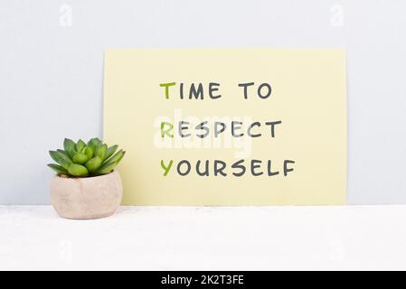 Les mots le temps de se respecter sont debout sur le papier, la responsabilité et le développement, le concept de motivation, plante de cactus à côté du message Banque D'Images