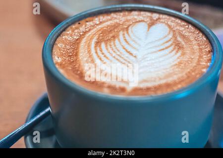 Une tasse de café latte vue de dessus avec forme de feuille mousse Banque D'Images