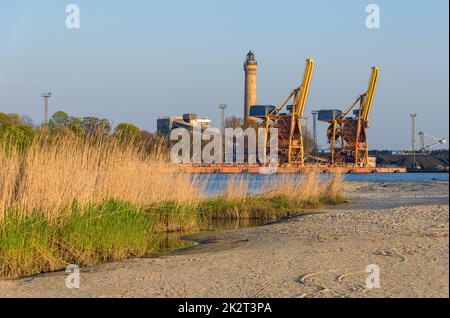 Port grues et un phare à Swinoujscie Banque D'Images