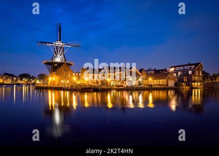 Site touristique de Harlem, moulin à vent de Adriaan sur la rivière Spaarne. Harlem Banque D'Images