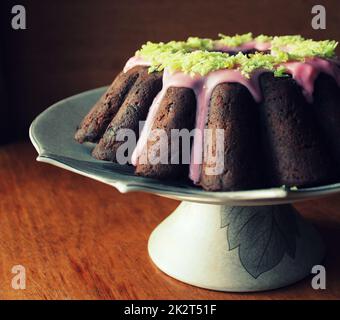 Délicieux gâteau aux châtaignes avec fritté, amandes et glaçure Banque D'Images