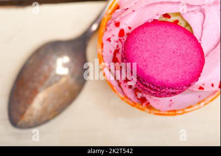 Berry rose cupcake macaron avec crème sur le dessus Banque D'Images