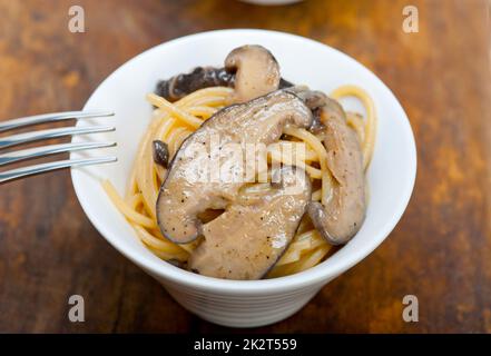 Les pâtes spaghetti italien et les champignons Banque D'Images