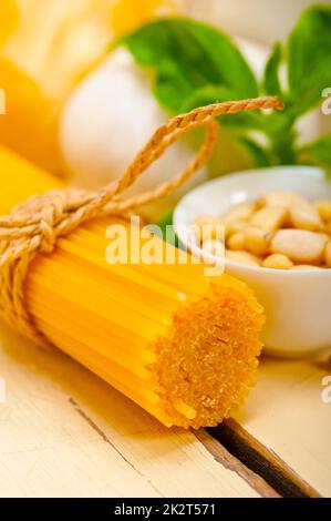 Pâtes au pesto de basilic traditionnelle italienne ingrédients Banque D'Images