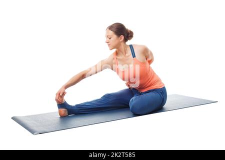 Femme faisant Hatha yoga asana Ardha baddha padma paschimottanasan Banque D'Images