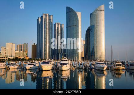 Busan marina avec des yachts sur le coucher du soleil, de Corée du Sud Banque D'Images