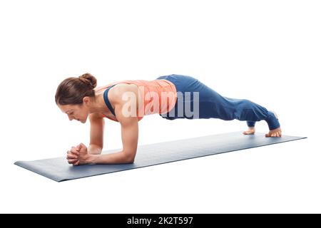 Femme faisant Yoga asana Chaturanga dandasana planche pose Banque D'Images