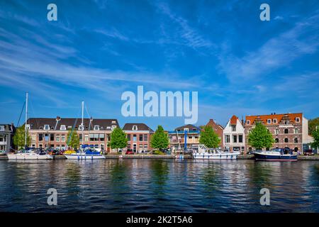 Des bateaux et des maisons sur la rivière Spaarne. Haarlem, Pays-Bas Banque D'Images