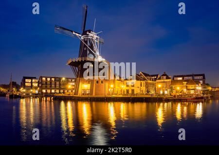 Site touristique de Harlem, moulin à vent de Adriaan sur la rivière Spaarne. Harlem Banque D'Images