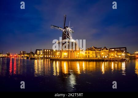 Site touristique de Harlem, moulin à vent de Adriaan sur la rivière Spaarne. Harlem Banque D'Images