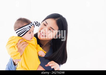 mère jouant et souriant avec son nouveau-né petit bébé Banque D'Images