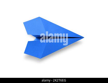 Avion de papier bleu origami isolé sur fond blanc Banque D'Images