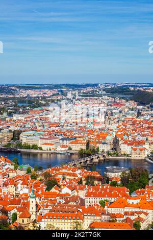 Vue sur le Pont Charles sur la Vltava et de la vieille ville de Petri Banque D'Images