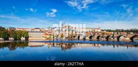 Pont Charles au-dessus de la Vltava et du château de Prague de Gradchany A. Banque D'Images