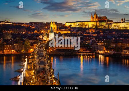 Vue de nuit sur le château de Prague et le Pont Charles sur la Vltava Banque D'Images
