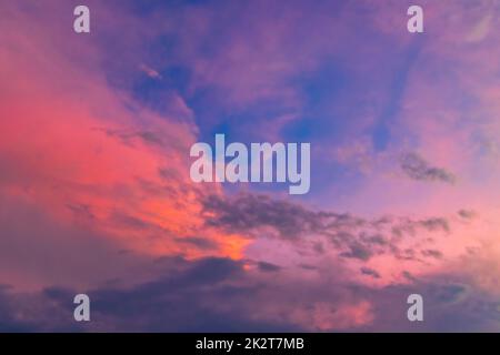 Incroyable rose coloré violet bleu et violet coucher de soleil ciel panorama. Banque D'Images