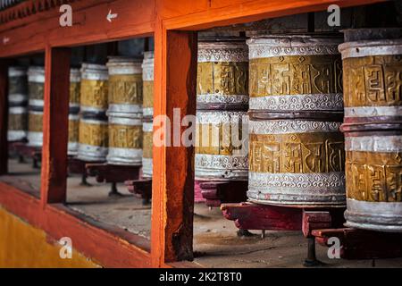 Roues de prière bouddhiste en monastère Hemis, Ladakh Banque D'Images