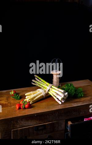 Asperges vertes et blanches sur la table Banque D'Images