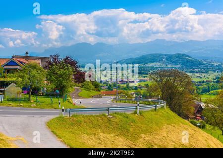 Route incurvée dans le village des Alpes, Grabs, Werdenberg, St. Gallen, Swit Banque D'Images