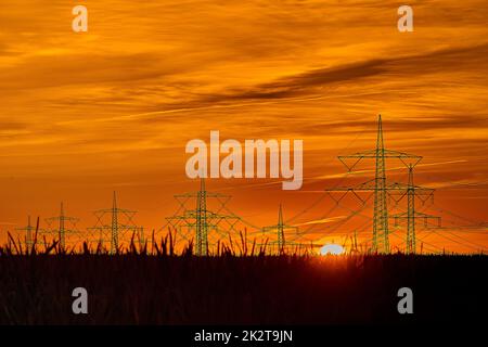 Transport de l'électricité avec le fil de tension hgh sur pylône Banque D'Images