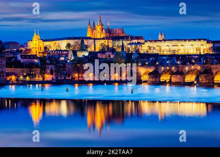 Vue sur le Pont Charles et le château de Prague au crépuscule Banque D'Images