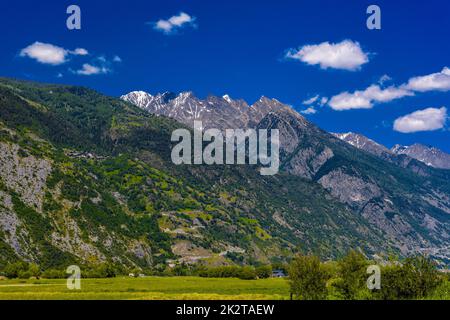 Champs et prairies avec montagnes des Alpes suisses, Agarn, Leuk, Visp Banque D'Images