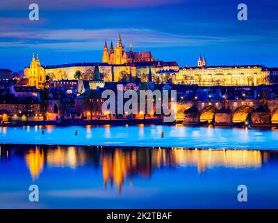 Vue sur le Pont Charles et le château de Prague au crépuscule Banque D'Images