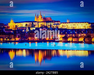 Vue sur le Pont Charles et le château de Prague au crépuscule Banque D'Images