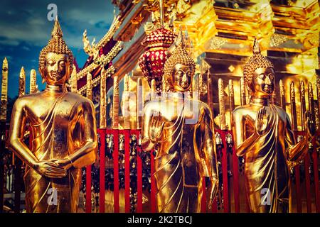 Statues de Bouddha en or de Wat Phra That Doi Suthep Banque D'Images