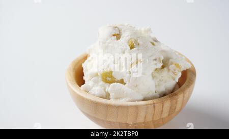 Fromage cottage sucré avec raisins secs pour le petit-déjeuner dans un bol en bois Banque D'Images