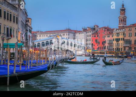 Rialto et gondoles ornées sur la jetée du Grand Canal au coucher du soleil, Venise, Italie Banque D'Images