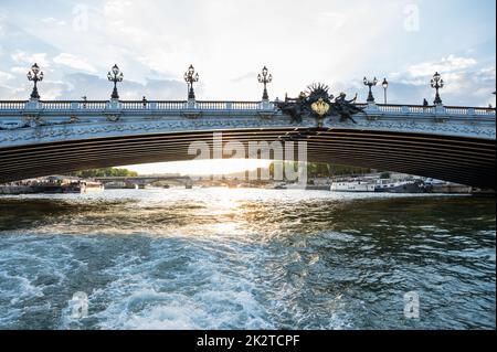 Pont Alexandre III Ponts sur la Seine, Paris, France. Vue depuis le bateau, lumière du soir. Le pont-voûte relie le quartier des champs-Élysées aux Invalides et à la Tour Eiffel Banque D'Images